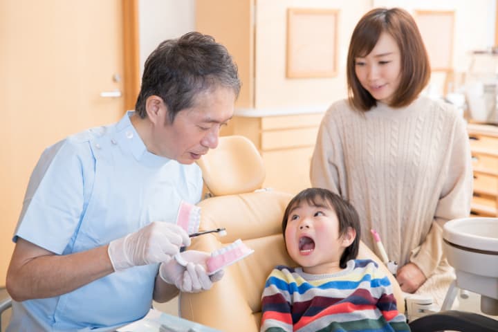 虫歯予防に予防歯科を活用する親子