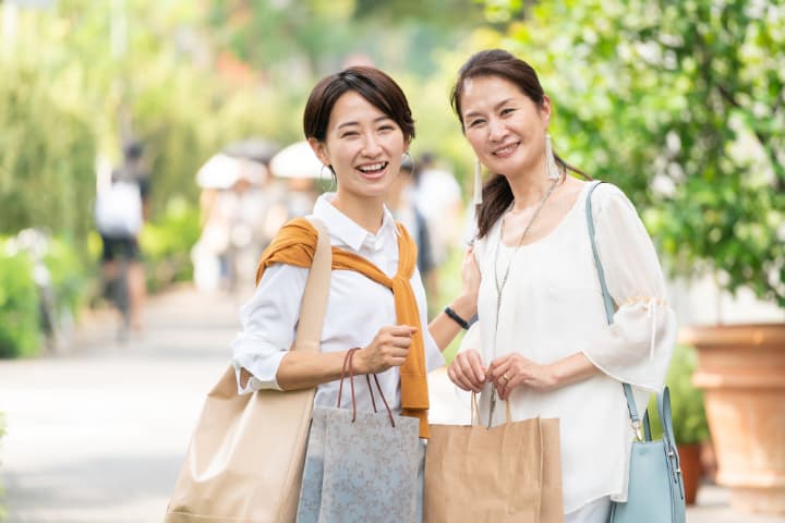 ショッピングを楽しむ女性